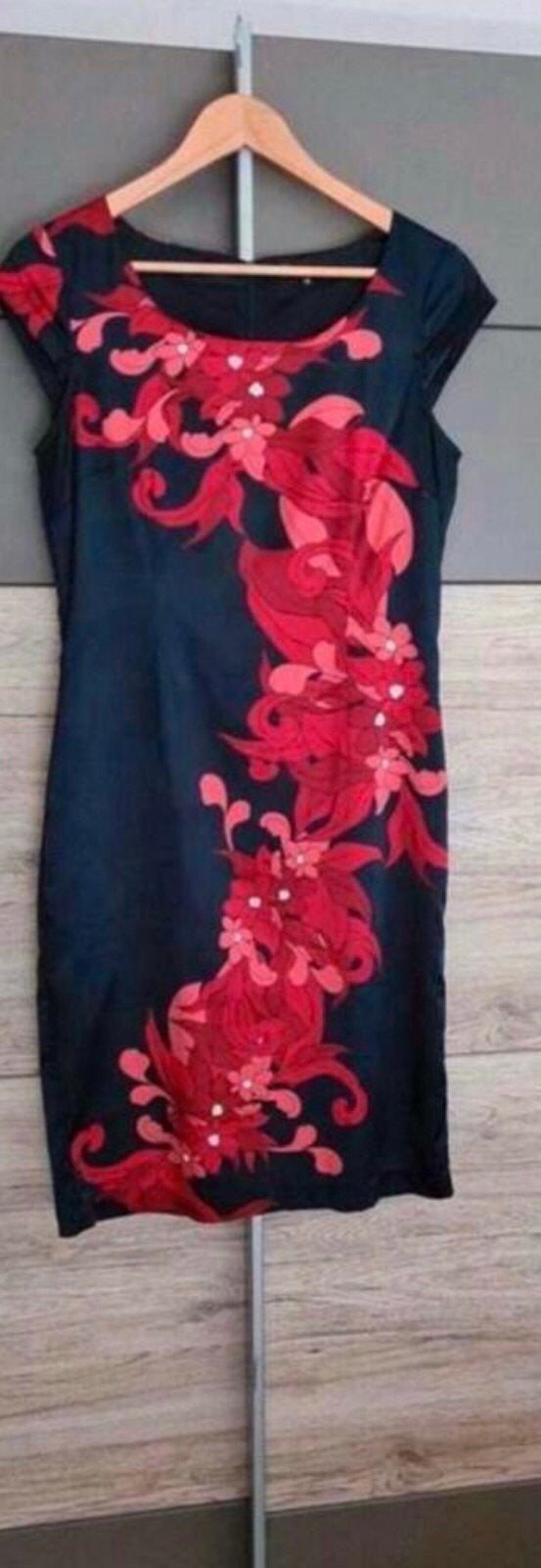JBC slanke jurk in zwart rood dessin stretch maat 40, Maat 38/40 (M), Zo goed als nieuw, Onder de knie, Meerkleurig