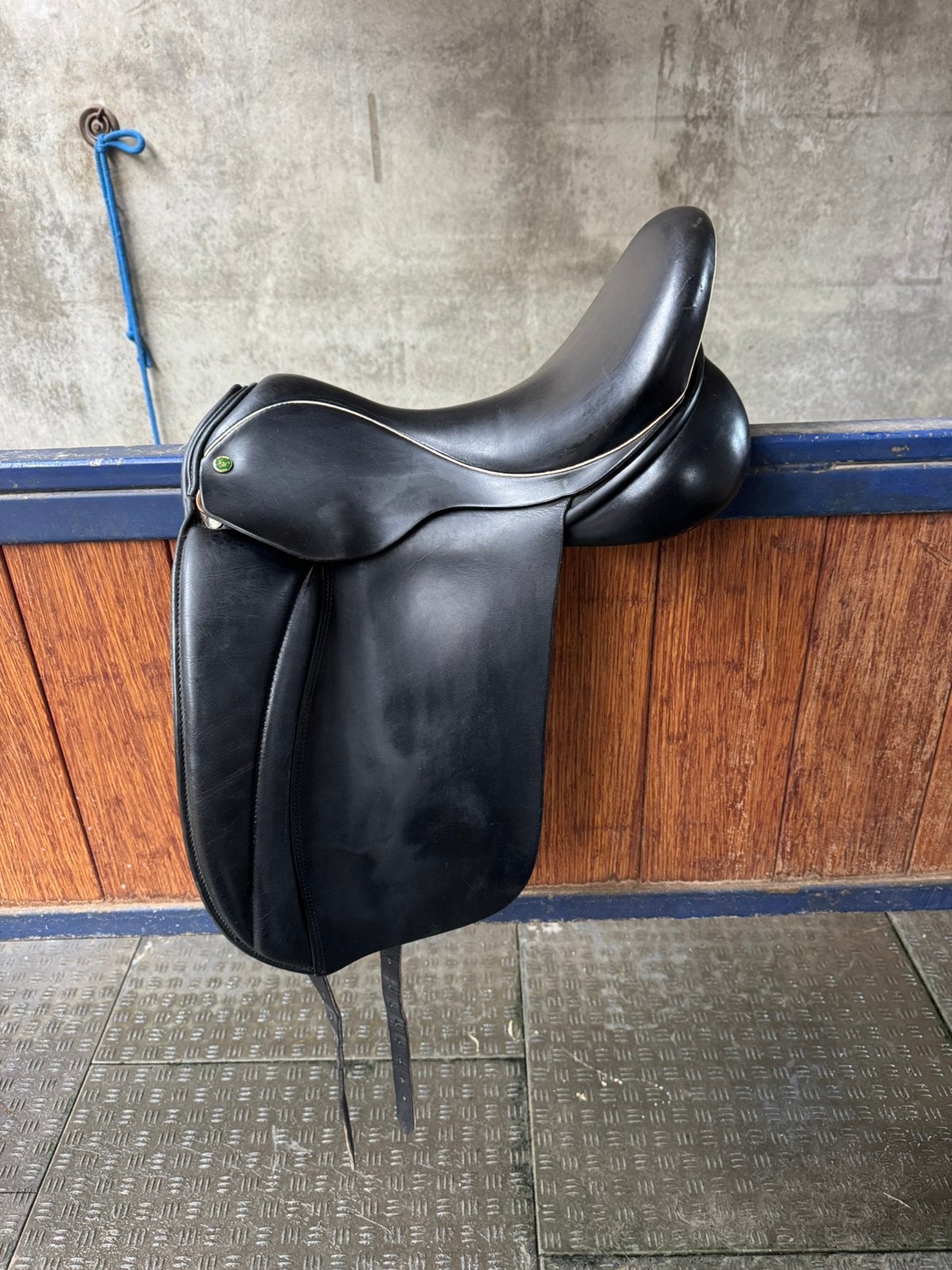 Prachtig 17,5 inch med wide Hulsebos zadel, L (17.5 inch), Dressuur, Diepe zit, Zo goed als nieuw