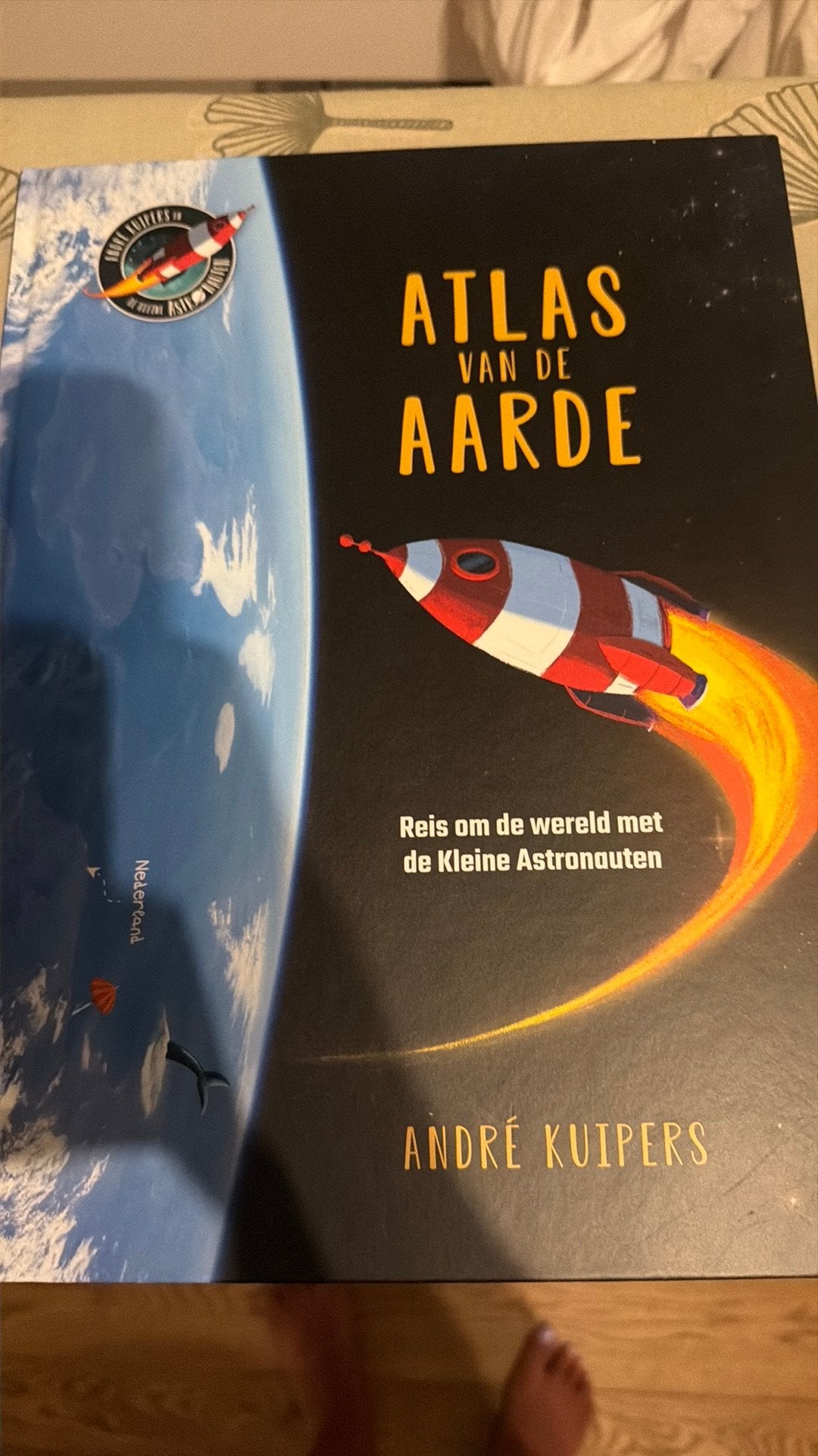 Atlas van de Aarde van Andre Kuipers, Ophalen of Verzenden, Zo goed als nieuw