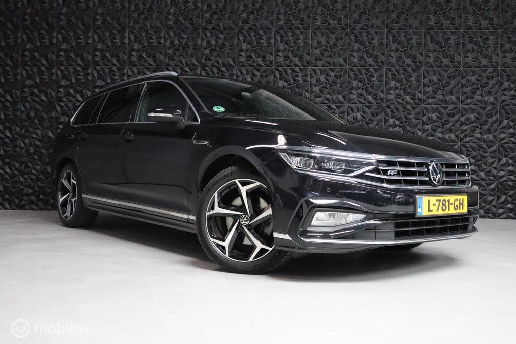 Volkswagen Passat Variant 1.5 TSI R-Line Business + | PANO |, Auto's, Euro 6, 4 cilinders, 150 pk, Zwart