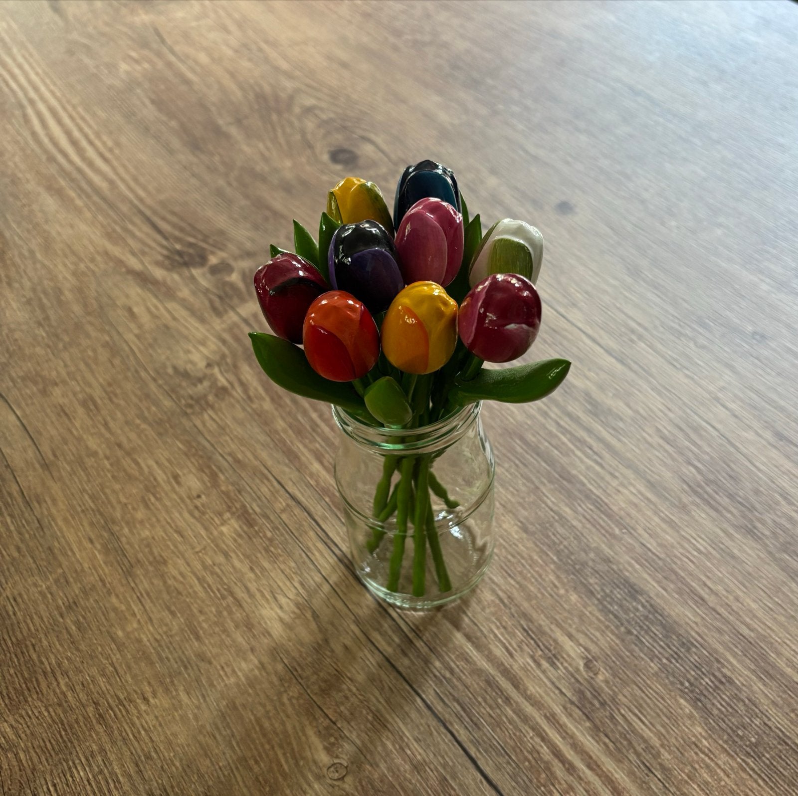 Kleurrijk boeket houten tulpen in glazen vaasje, Binnen, Ophalen of Verzenden, Zo goed als nieuw, Boeket