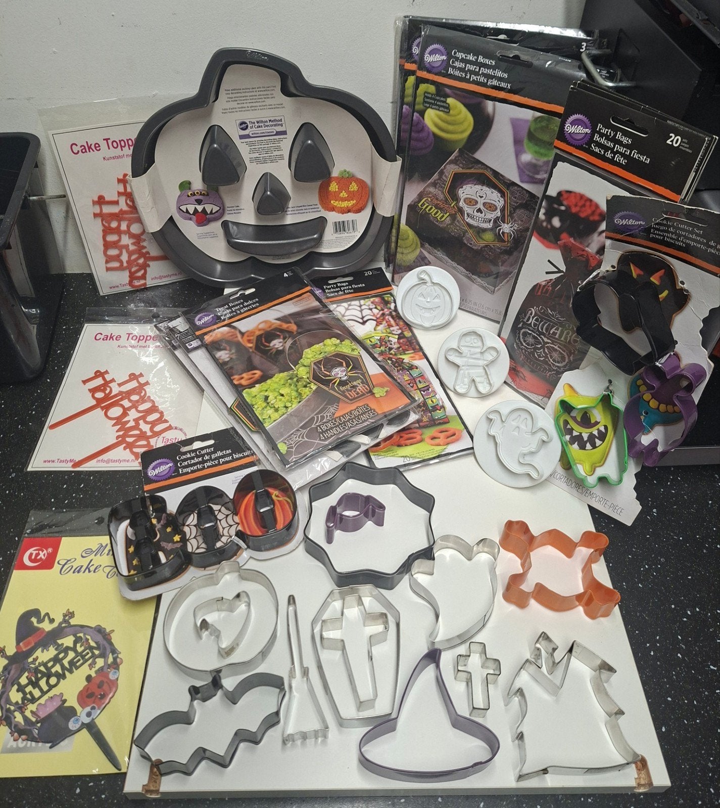 32-delig Halloween Bakpakket !! ***NIEUW***, Ophalen of Verzenden, Nieuw, Cupcakes, Bakvorm