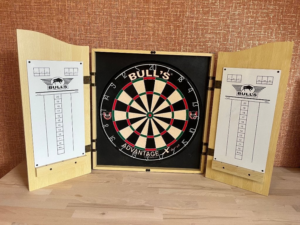 Goede houten dartkast + Sisal wedstrijddartboard, Ophalen, Zo goed als nieuw, Dartbord