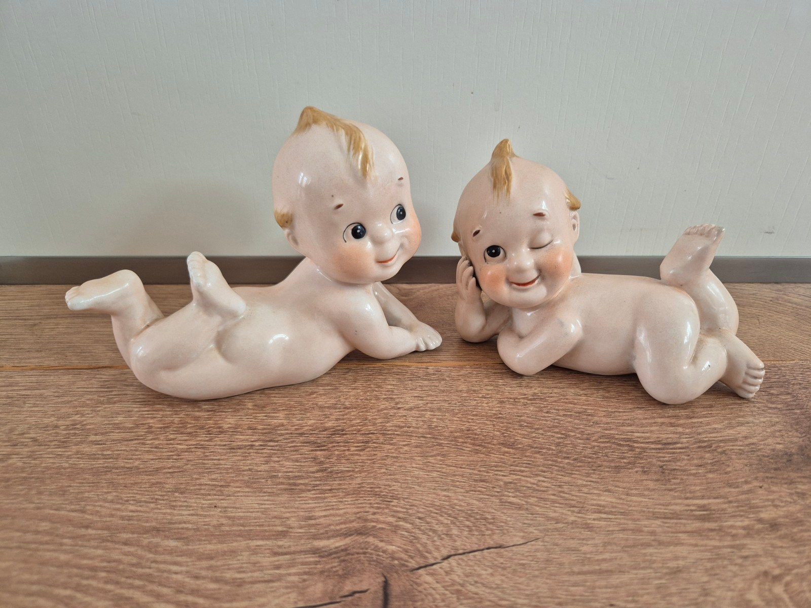 2 gemerkte porseleinen baby beeldjes, Ophalen of Verzenden, Gebruikt, Mens