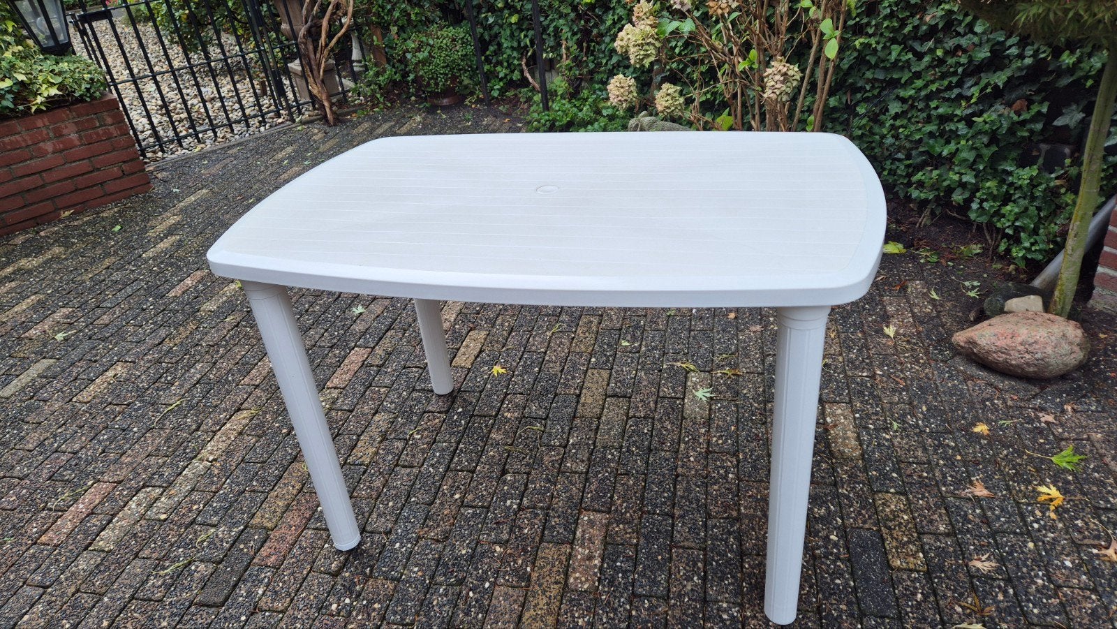 Kunststof tuintafel wit - 115x75x70 cm met parasolopening, Tuin en Terras, Tuintafels, Ophalen, Gebruikt, Kunststof
