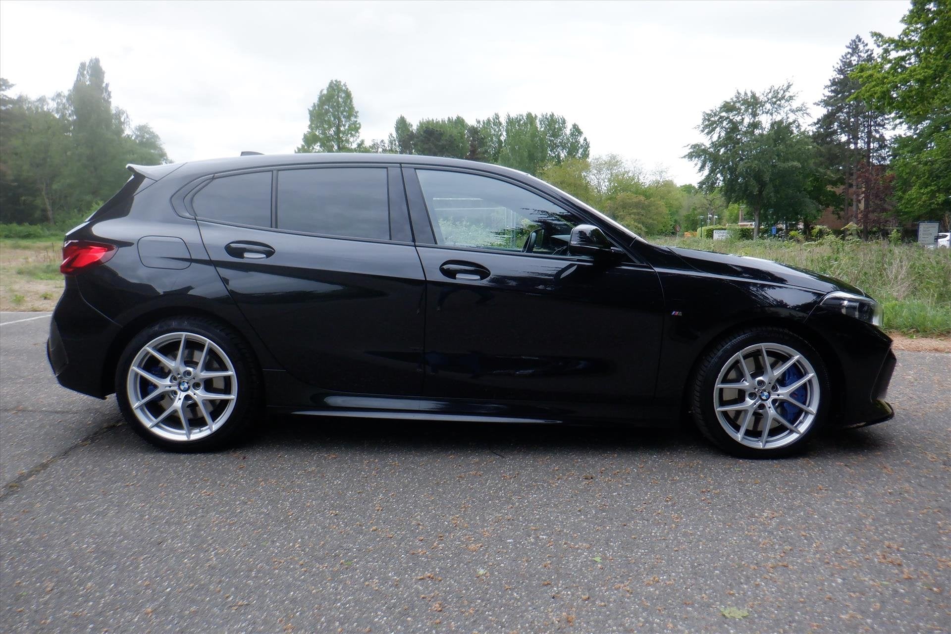 BMW 1-Serie (f40) M135i 320PK 5D Aut. X-DRIVE, Achterwielaandrijving, Gebruikt, Alcantara, Zwart