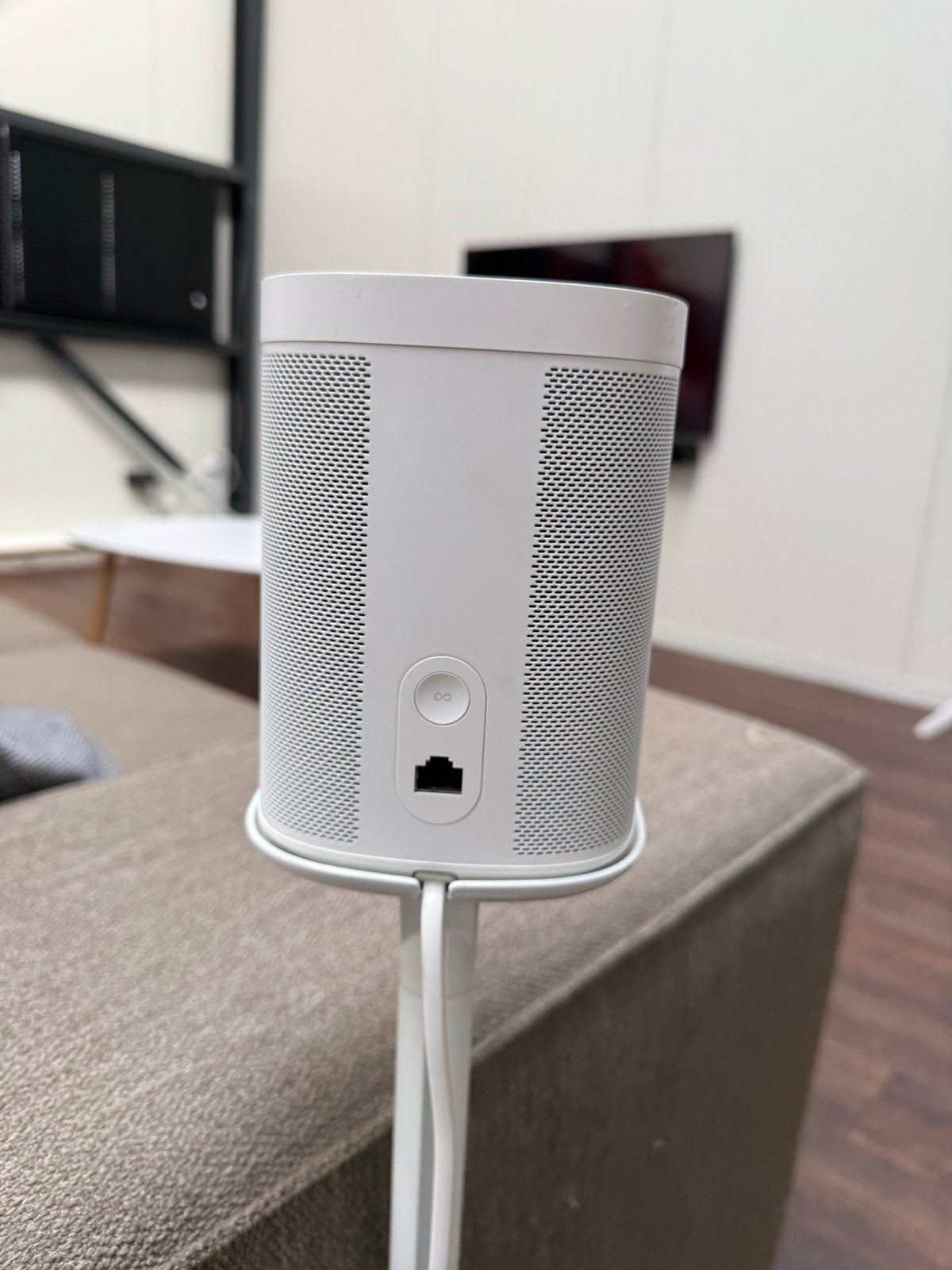 Foto 3 van Sonos One (Gen 2) met standaard