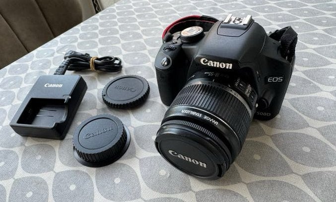 Canon EOS 500D + 18-55mm IS – Zeer nette staat, Gebruikt, Spiegelreflex, Canon, Lensdop