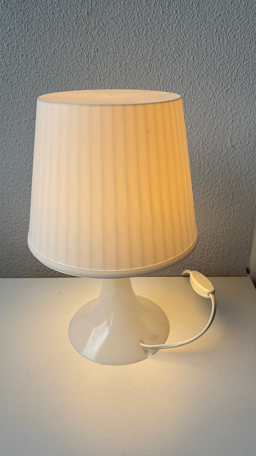 Witte tafellamp met plissé kap - IKEA Fado stijl, Huis en Inrichting, Ophalen, Kunststof, Gebruikt, E14 (klein)