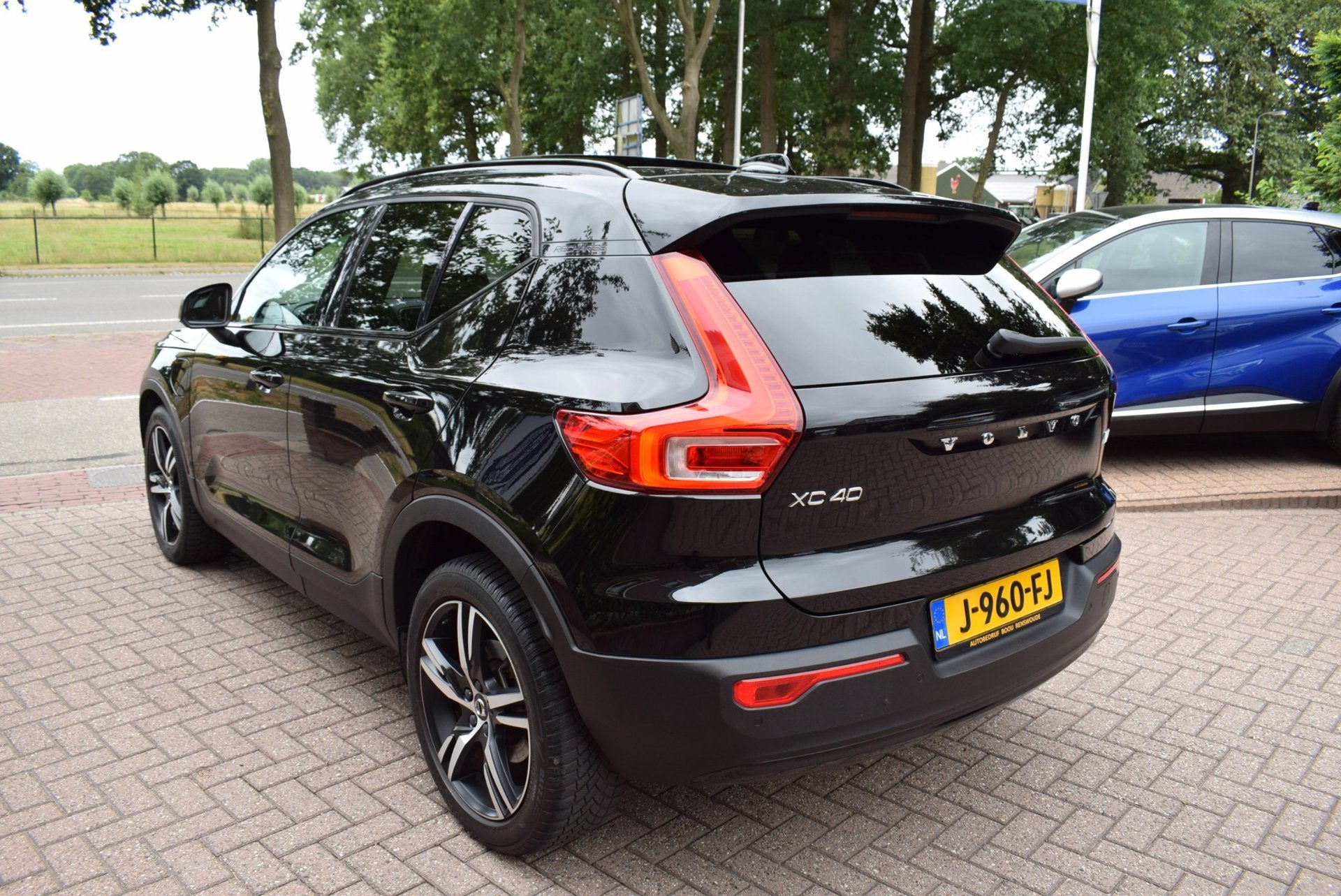 Volvo XC40 1.5 T5 Recharge R-Design AUTOM/PANO DAK/ADAP CRUI, Auto's, Volvo, Dealer onderhouden, Euro 6, Lichtsensor, Zwart