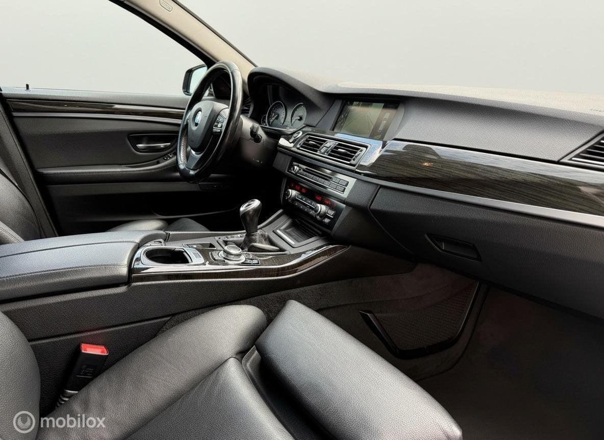 BMW 5-serie Touring 520i High Executive Xenon HUD 360 Camera, Euro 5, Achterwielaandrijving, Gebruikt, Zwart