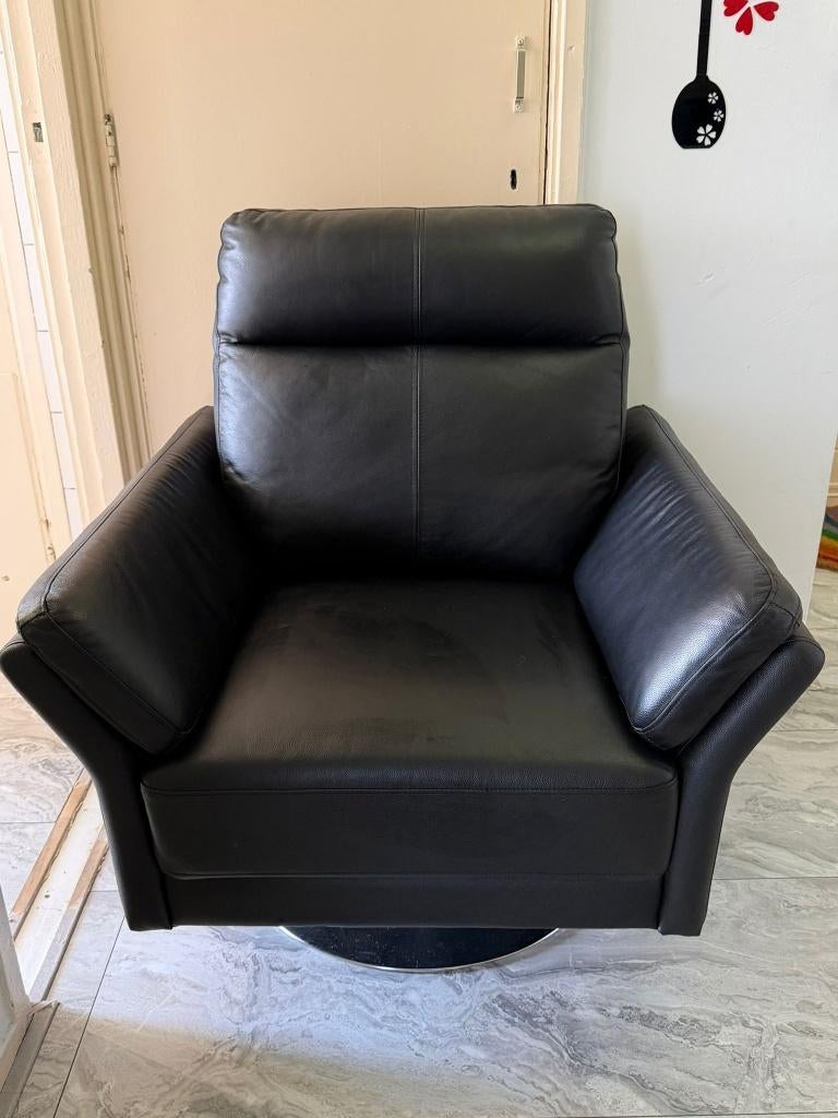 Moderne zwarte leren draaifauteuil – comfortabele fauteuil, Huis en Inrichting, Fauteuils, Ophalen, 75 tot 100 cm, Zo goed als nieuw