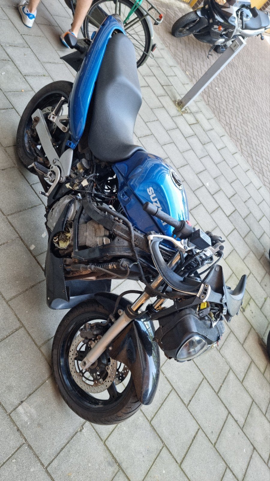 Suzuki GSX 750 F onderdelen, Ophalen