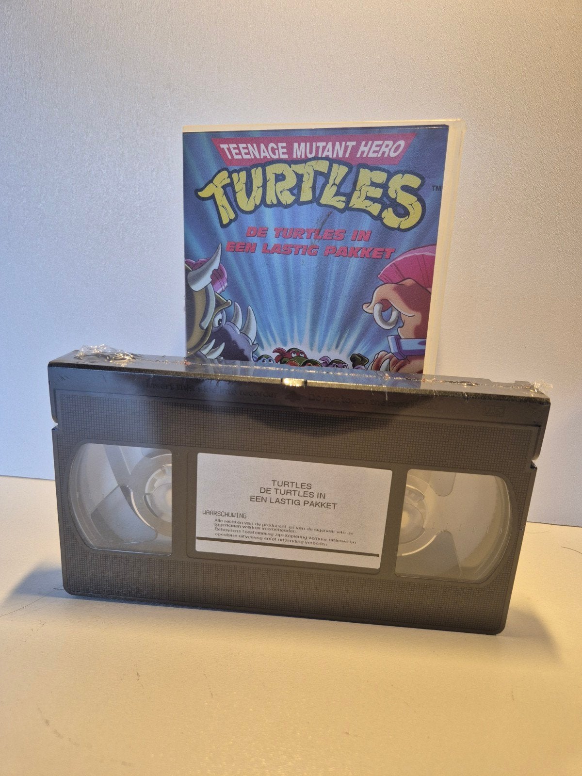 Turtles VHS Video - De Turtles in een Lastig Pakket - SEALED, Cd's en Dvd's, Alle leeftijden, Kinderfilm, Nieuw in verpakking