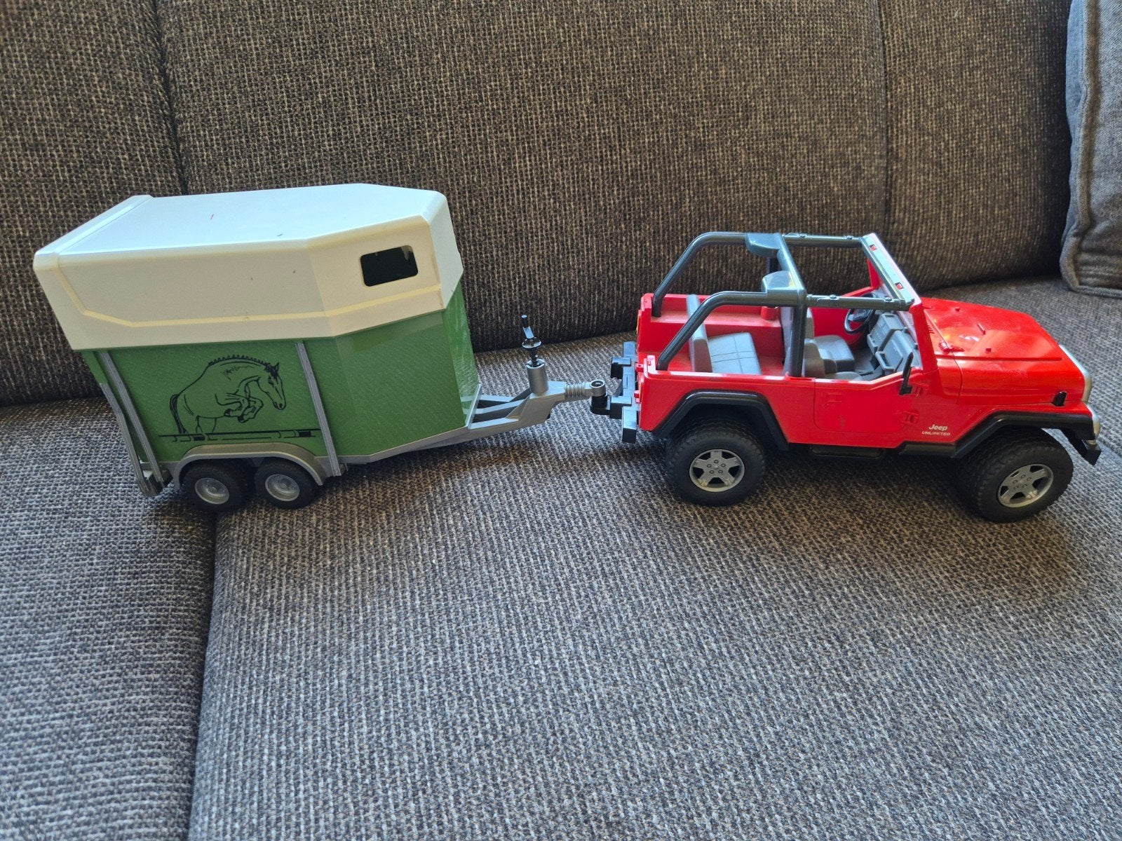 Bruder Rode Jeep met Groene Paardentrailer, Kinderen en Baby's, Speelgoed | Speelgoedvoertuigen, Ophalen of Verzenden