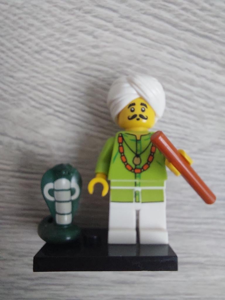 Lego serie 13 minifiguur Snake Charmer!
Compleet!!, Ophalen of Verzenden, Zo goed als nieuw, Complete set, Lego