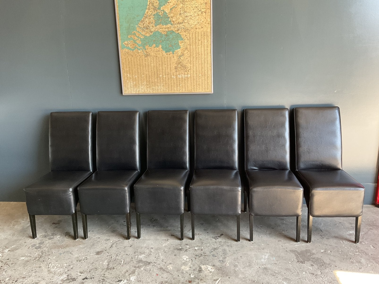 6 nette strakke zwarte leren eetkamer stoelen, goede staat., Gebruikt, Zwart, Leer, Ophalen of Verzenden