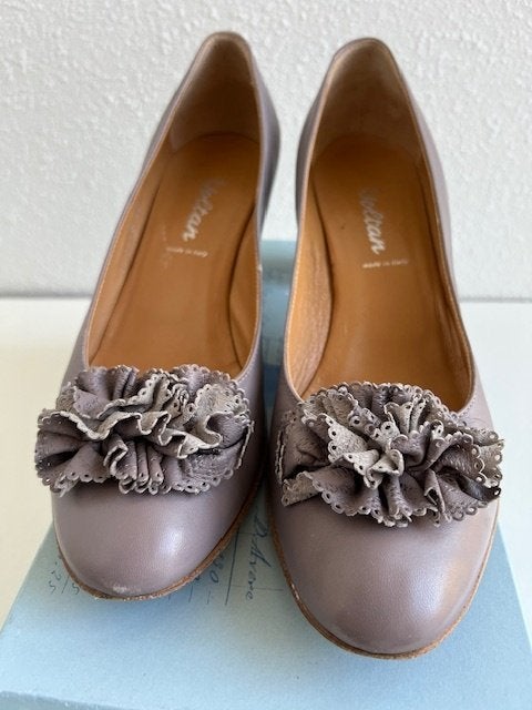 Voltan 5492 Oudroze lederen bloem pumps maat 41+, Kleding | Dames, Pumps, Verzenden, Voltan, Zo goed als nieuw
