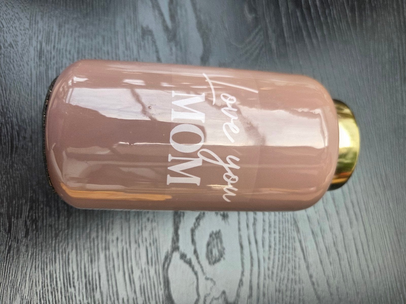 Bruine vaas met 'Love you Mom' tekst, Ophalen of Verzenden, Zo goed als nieuw, Met patroon/structuur, Bruin