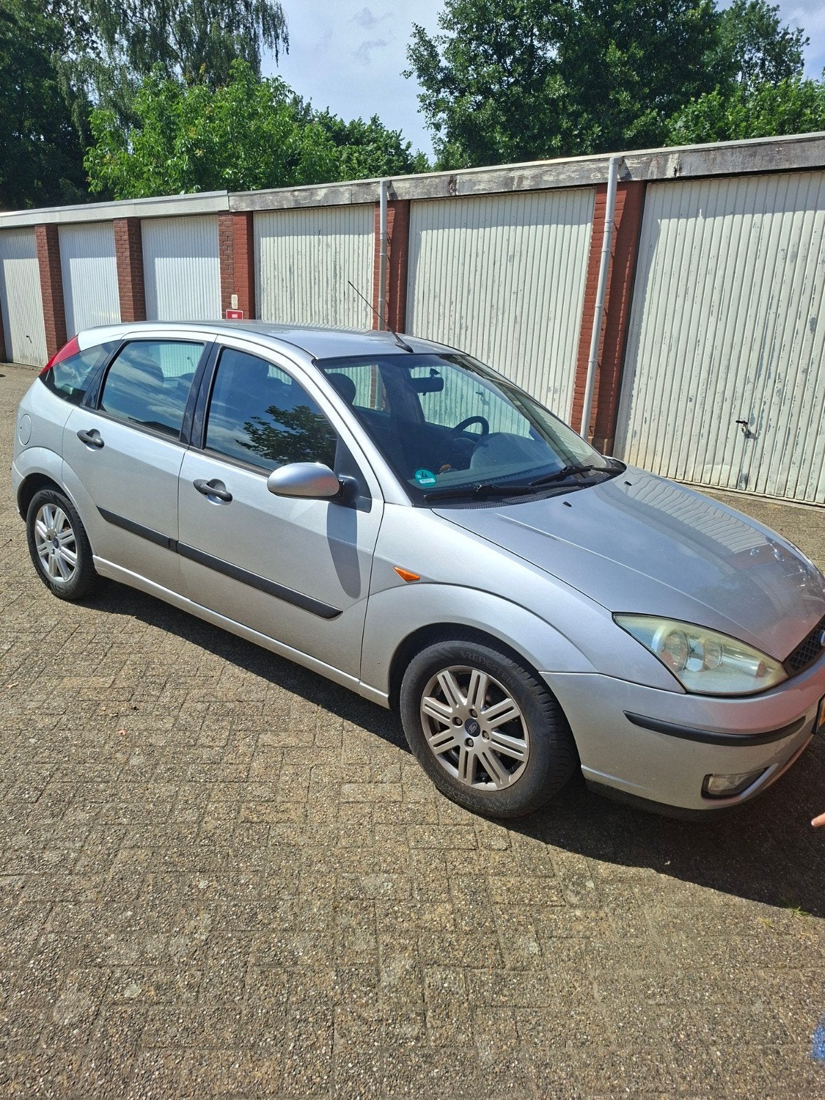 Ford Focus 1.6 I Ghia 2004 Grijs, 1596 cc, 15 km/l, Zwart, 4 cilinders