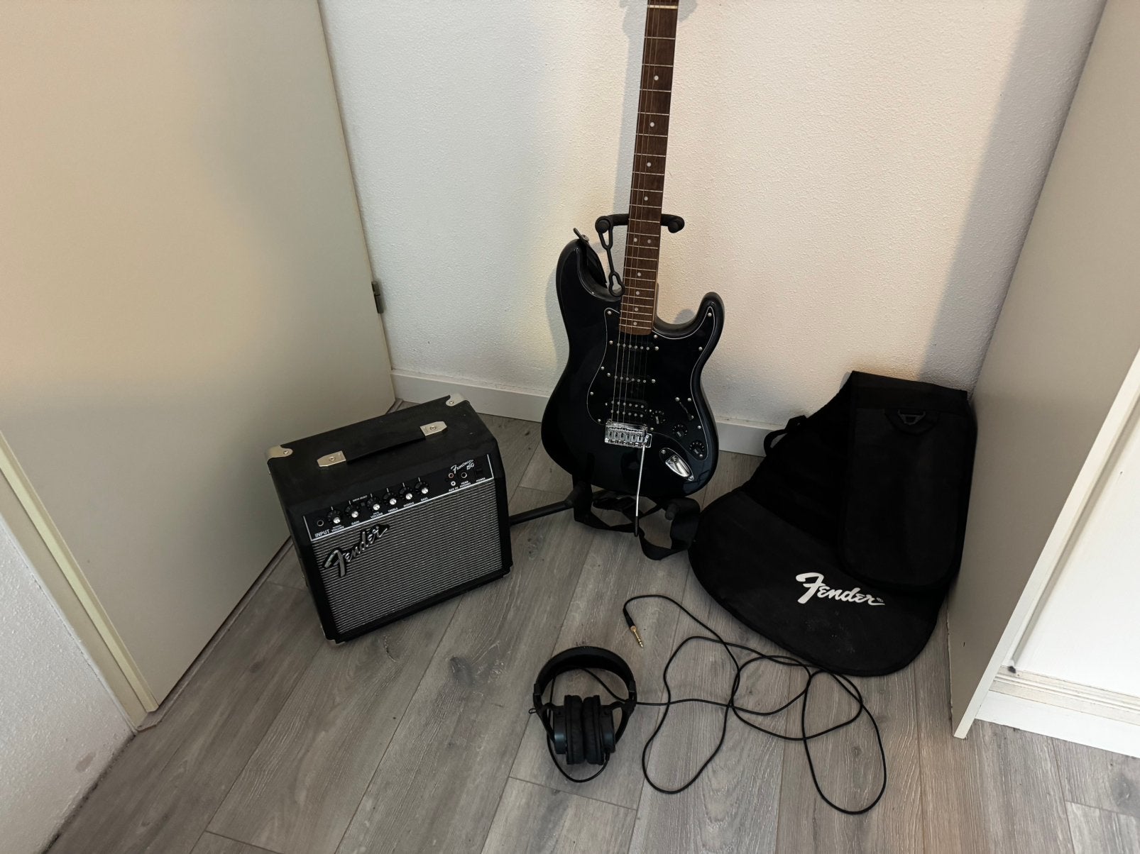 Squier affinity stratocaster met frontman 10g en accessoires, Ophalen, Zo goed als nieuw, Solid body, Fender