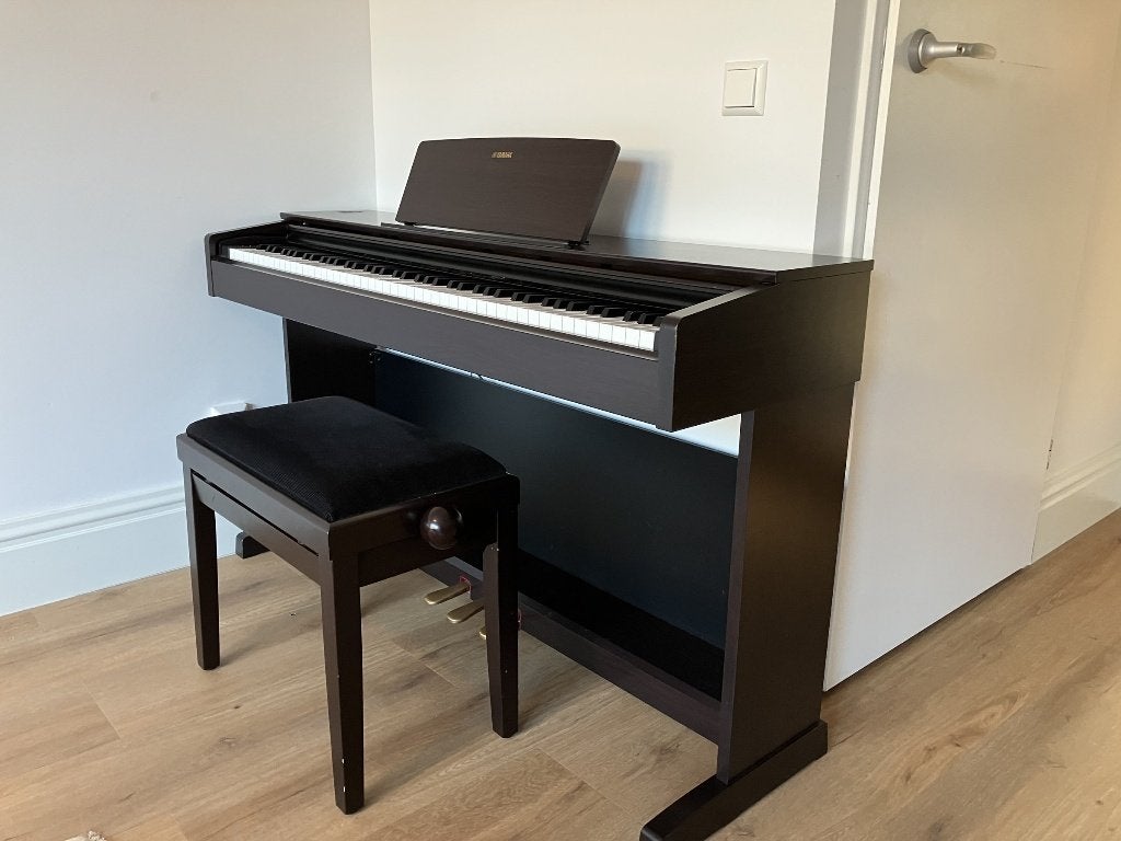 Yamaha Arius YDP-143R digital piano + stool – Amstelveen, Ophalen, Gebruikt, Bruin, Digitaal