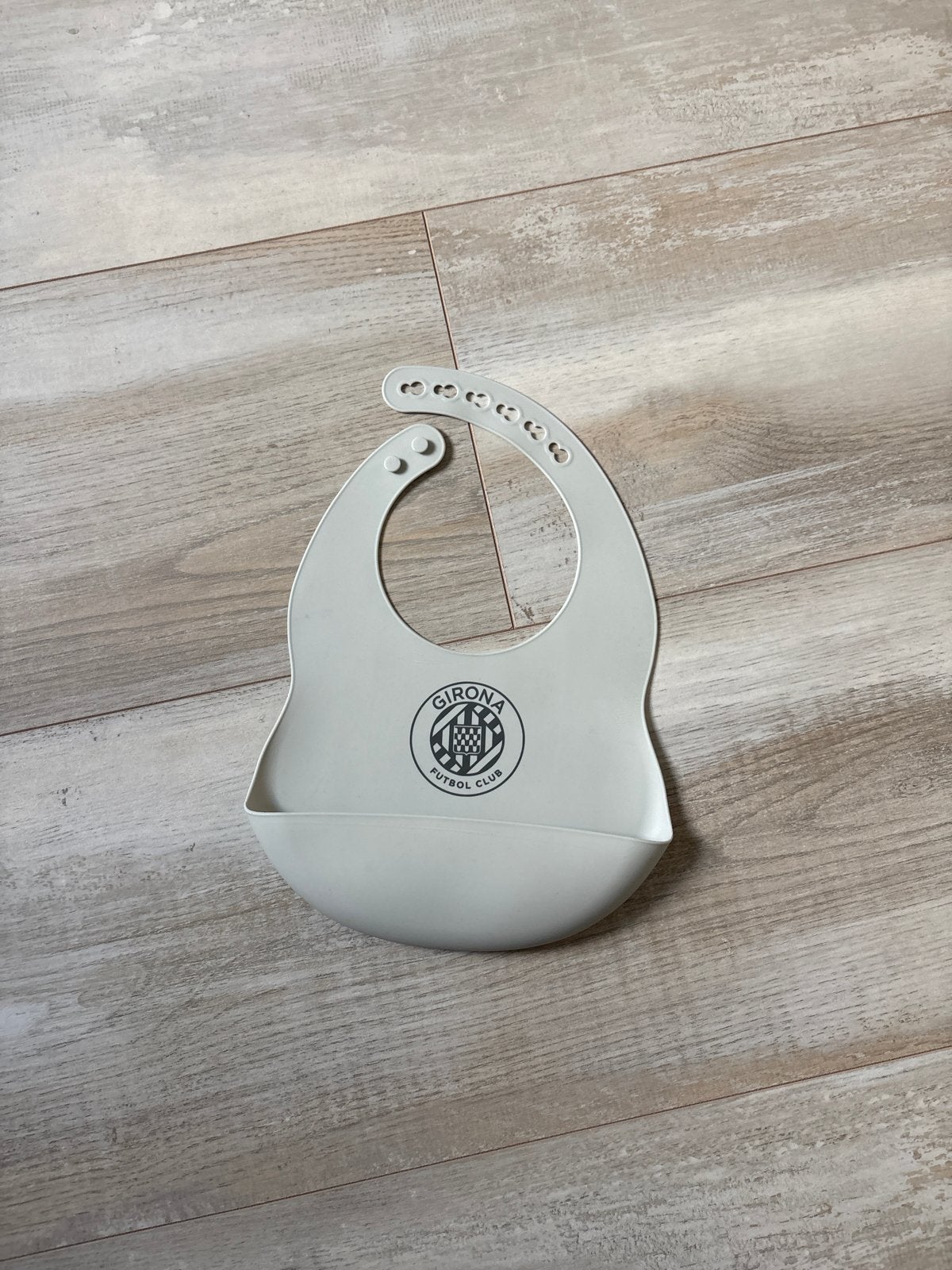 Baby slabbetje met Girona logo en opvangbakje, Ophalen of Verzenden, Nieuw