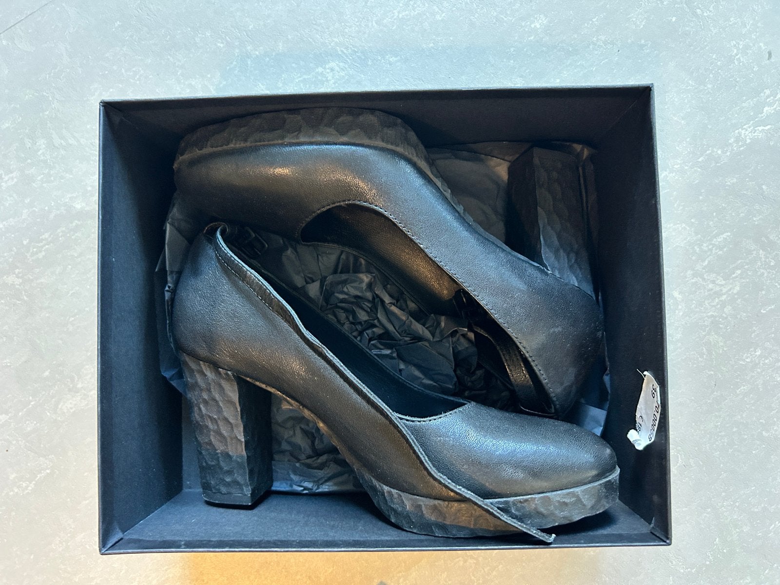 Zwarte pump Fred de la Bretoniere mt 39, Ophalen of Verzenden, Zo goed als nieuw, Zwart