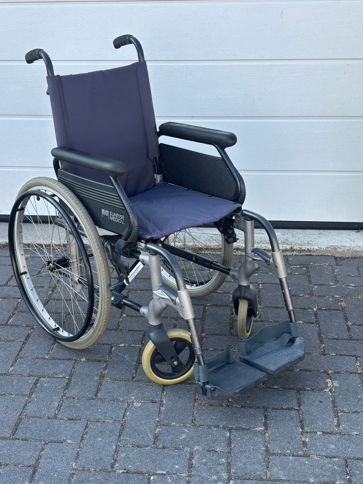 Ultralight Rolstoel Sunrise Medical inklapbaar nu €100, Gebruikt, Nederland, Handbewogen rolstoel, Sunrise Medical