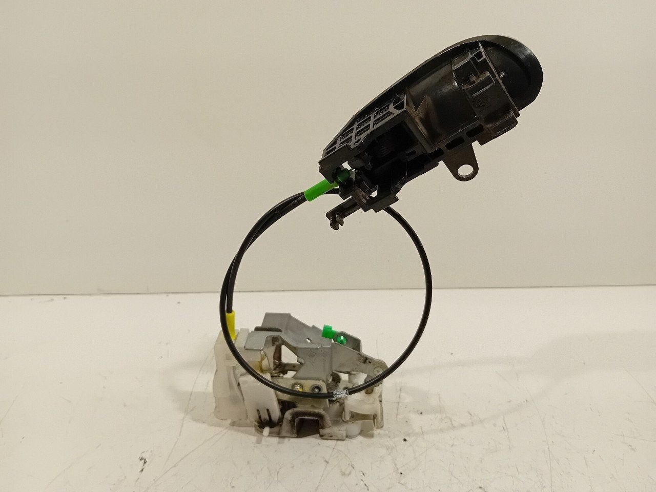 Slot mechaniek portier links achter Peugeot 107, Onderdelen@venauto.nl, Van der Ven Autorecycling B.V., Gebruikt, Ettenseweg 76, 4706 PB Roosendaal, The Netherlands