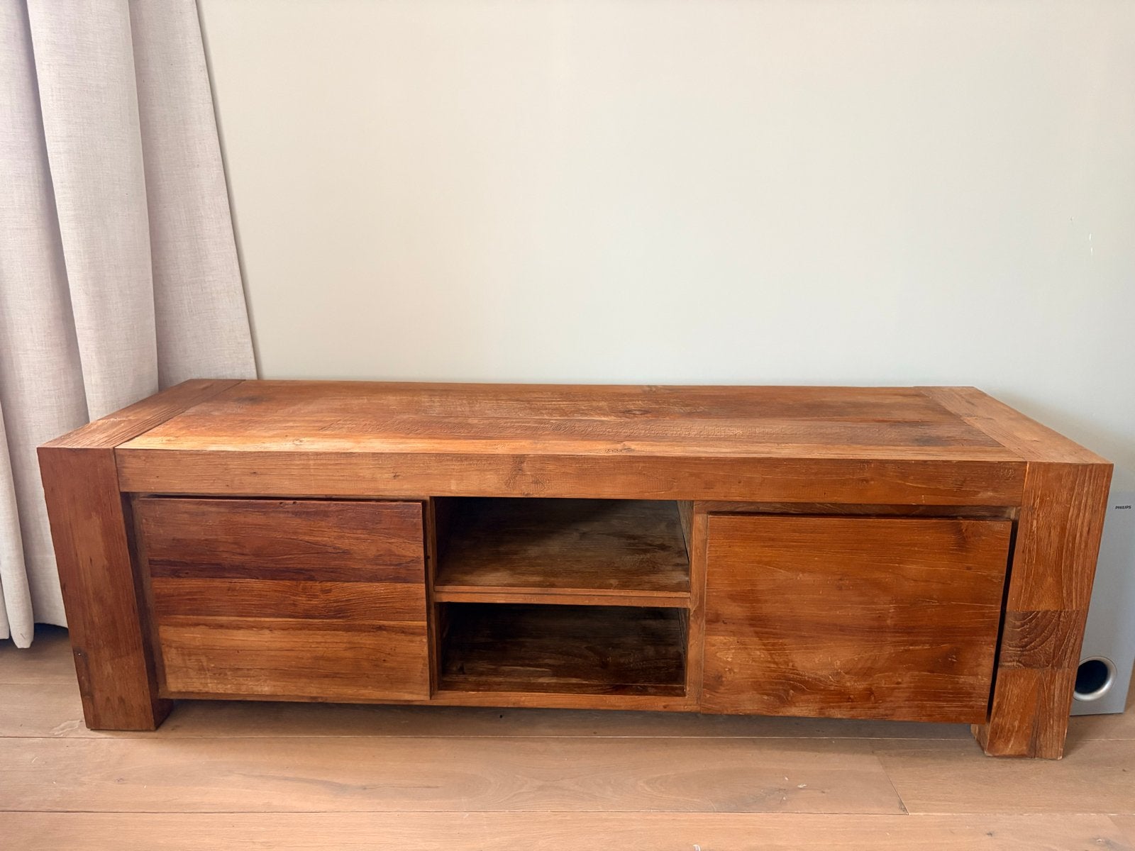Massief houten tv-meubel met kabelopening, Ophalen, Gebruikt, 150 tot 200 cm, Minder dan 100 cm