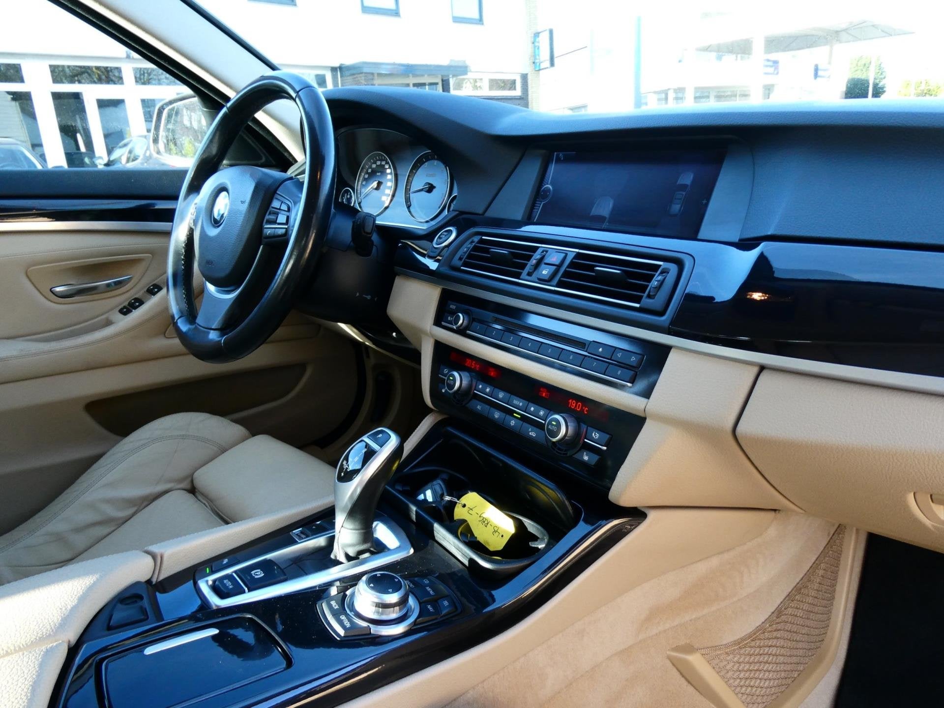 BMW 5-serie Touring 523i High Exe Aut. 6-Cilinder Leder Navi, Euro 5, Gebruikt, Beige, 2996 cc