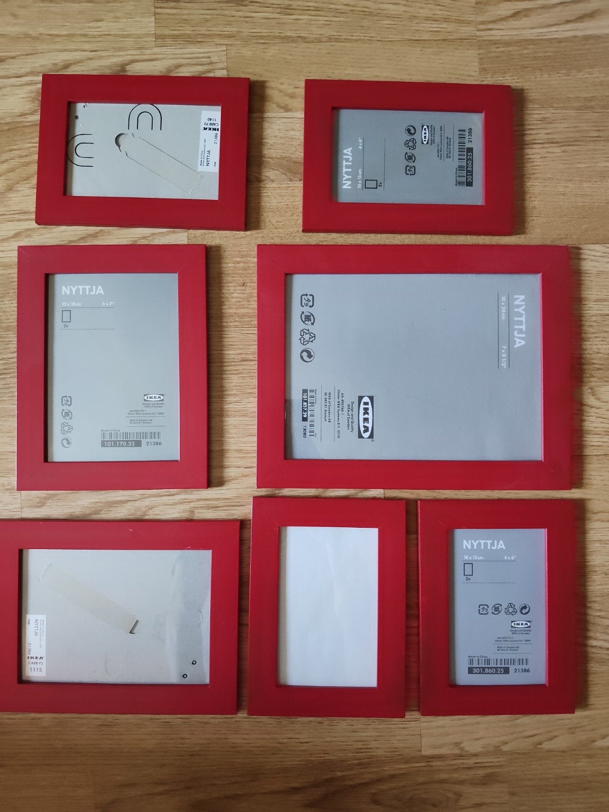 7 rode IKEA NYTTJA fotolijsten in 3 verschillende maten, Ophalen, Zo goed als nieuw, Portrait en Landscape, Standaard fotolijst