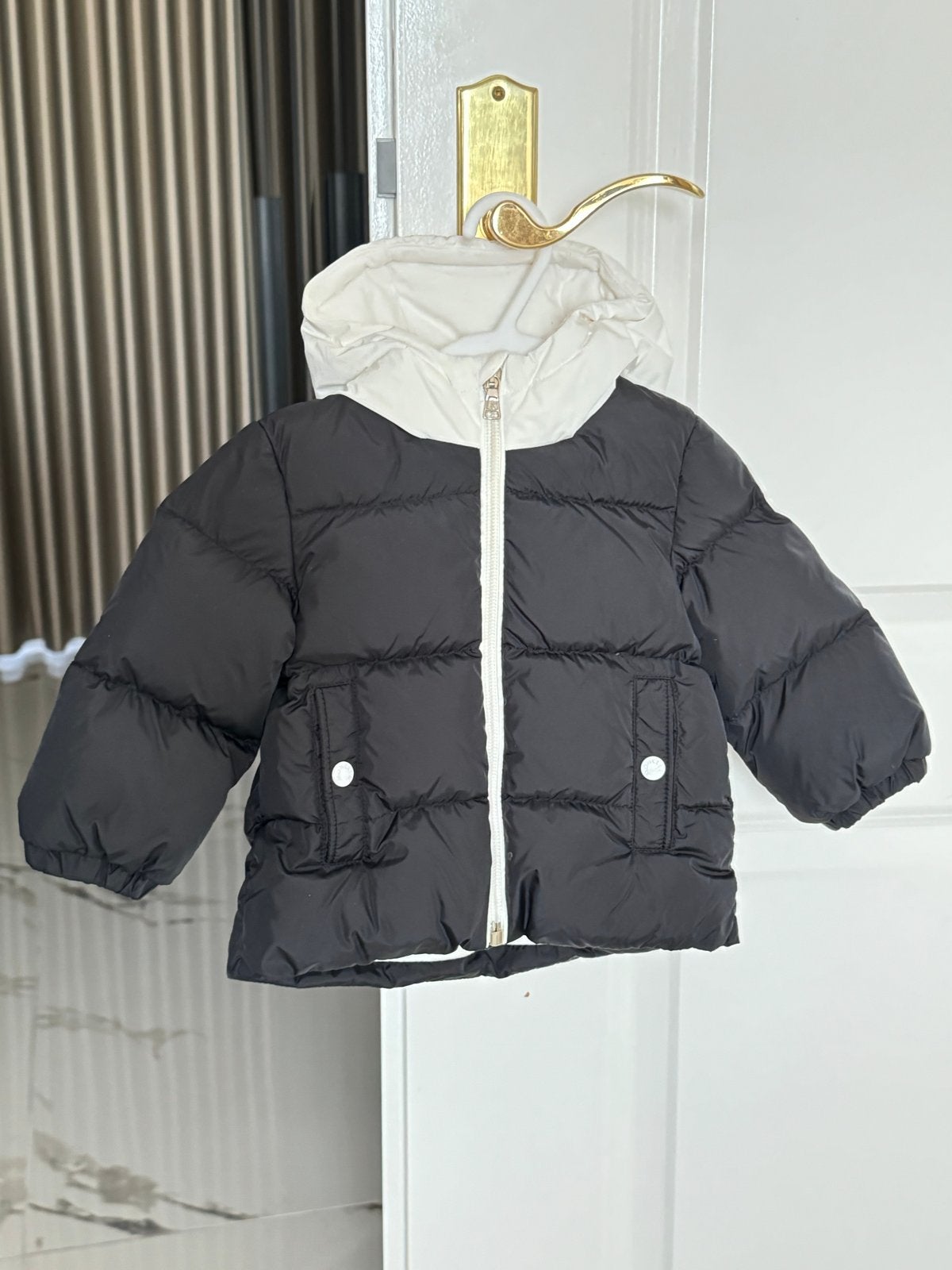 Moncler Puffer Jas Zwart met Witte Capuchon voor Kinderen, Ophalen of Verzenden, Zo goed als nieuw, Jongetje of Meisje