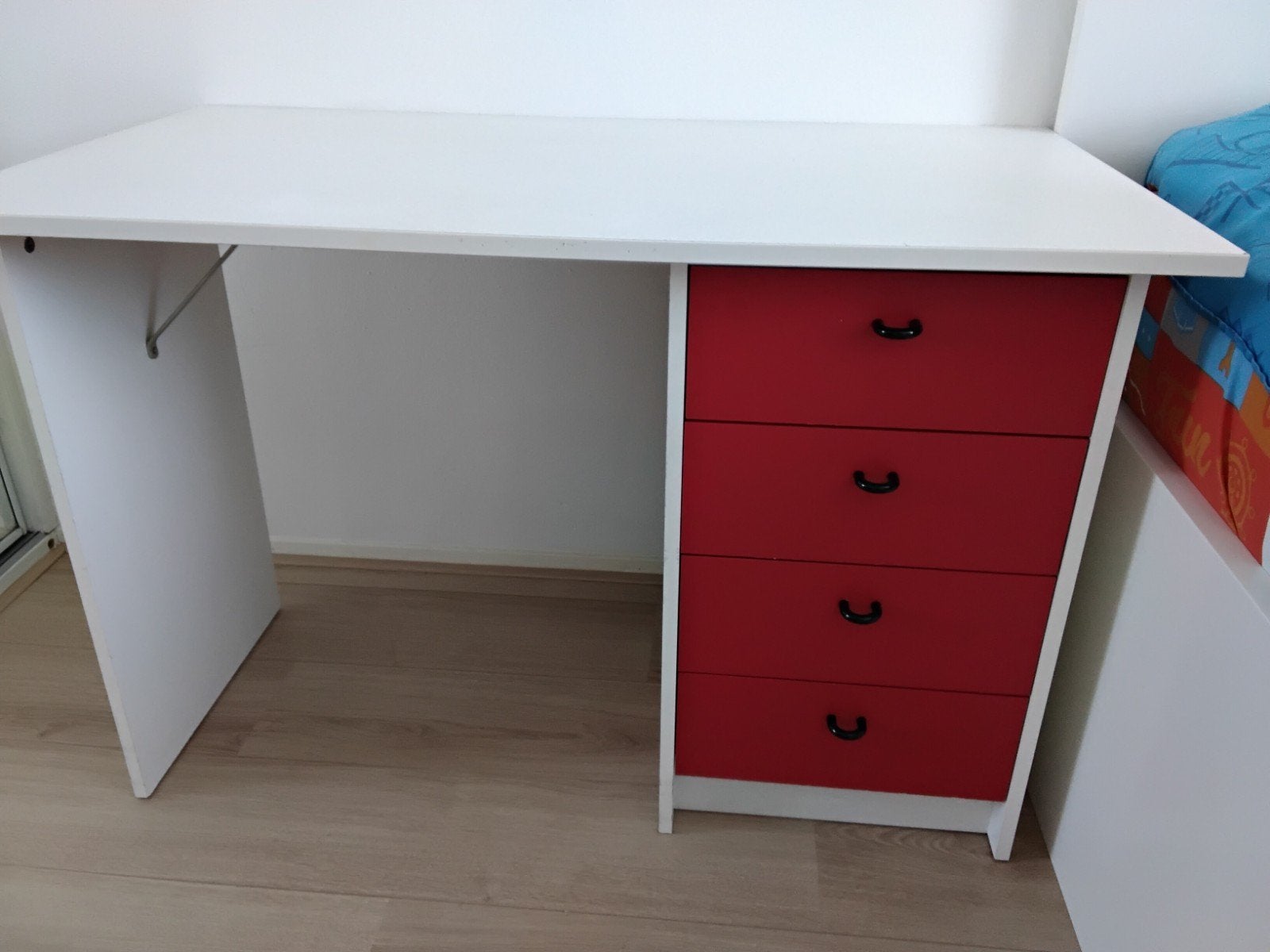 Wit bureau met rode lades, Ophalen, Met lades, Gebruikt, Overige merken