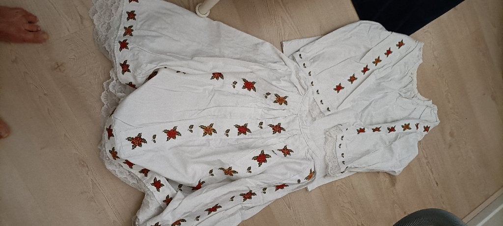 Folklore rok en blouse handgeborduurd Kroatië, Ophalen of Verzenden, Gebruikt