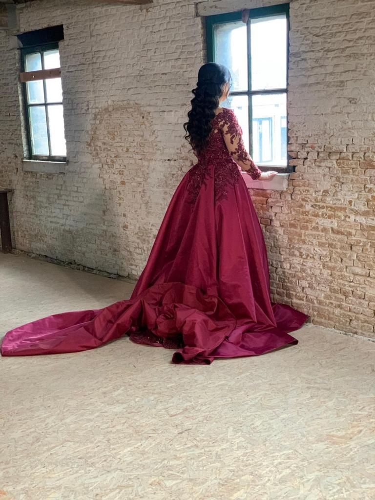 Prachtige bordeauxrode trouwjurk met sleep en cape, Trouwjurk, Ophalen of Verzenden, Zo goed als nieuw, The Bridal Room