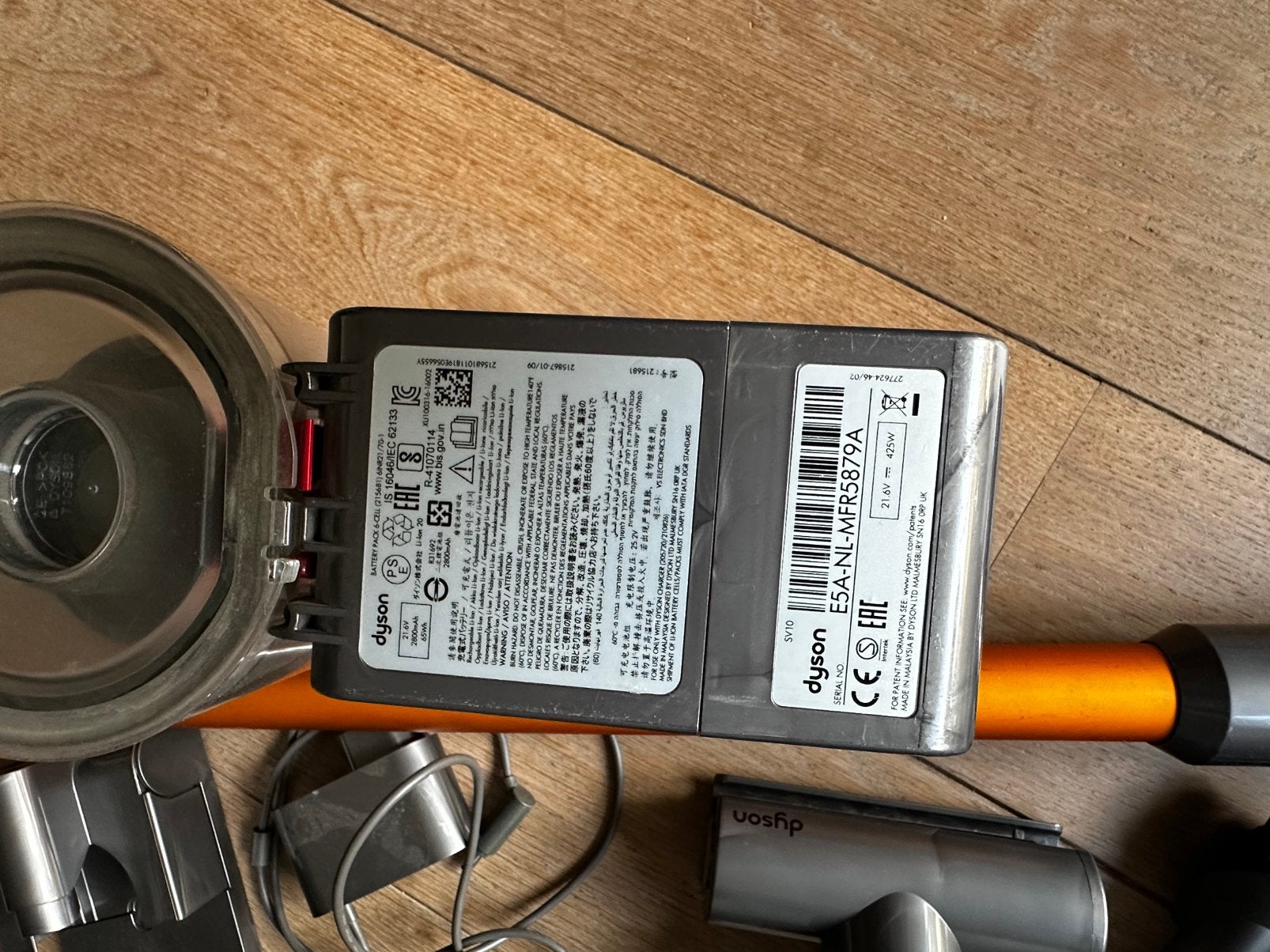 Foto 4 van Dyson V8 absolute met accessoires - accu kapot