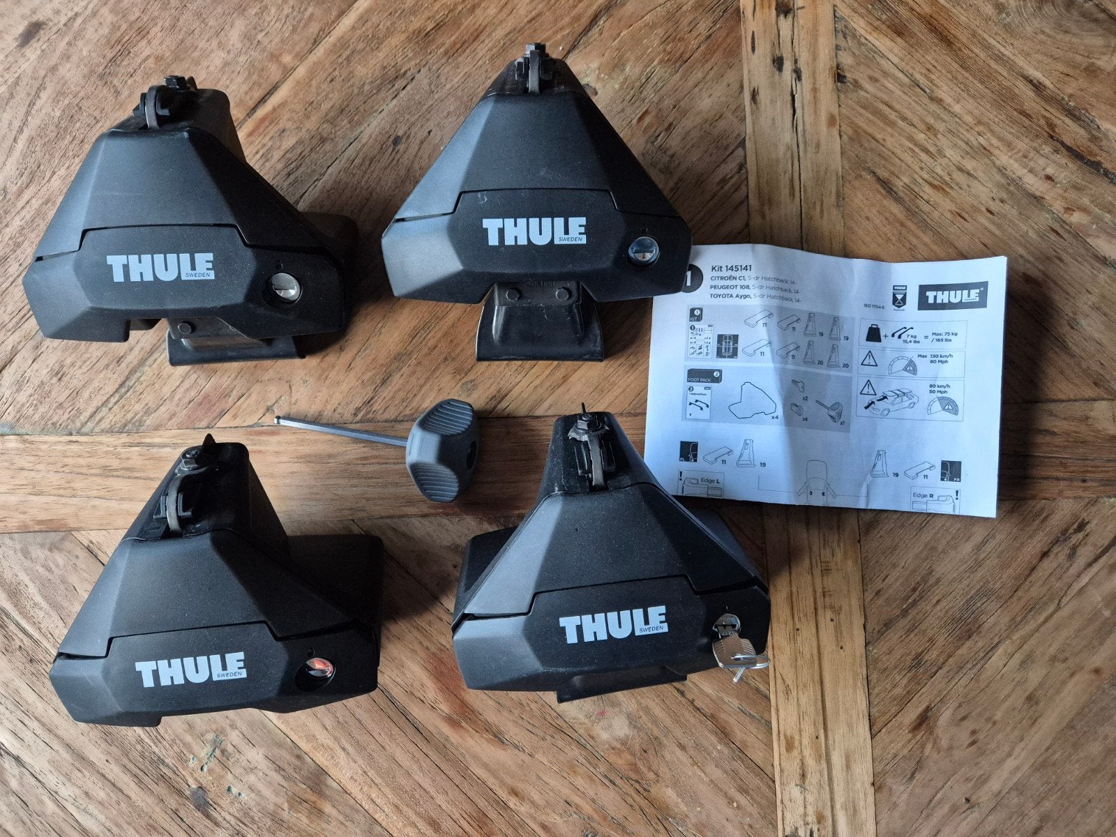 Thule Evo Clamp 7105 en Thule Kit 145141, Auto diversen, Dakdragers, Ophalen of Verzenden, Zo goed als nieuw