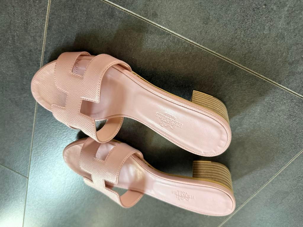 Roze Hermes sandalen met hak, maat 38 (valt als 37), Kleding | Dames, Schoenen, Ophalen of Verzenden, Nieuw, Roze, Sandalen of Muiltjes