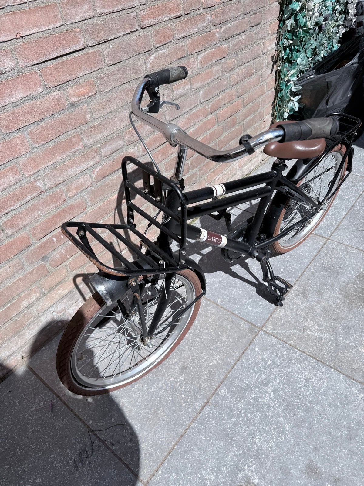 Zwarte transportfiets met beschadigingen en lekke band, Fietsen en Brommers, Ophalen of Verzenden, Gebruikt, Overige merken