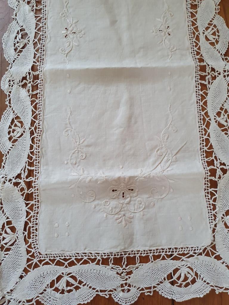 Vintage handgeborduurde tafelloper met kant...brocante..., Ophalen of Verzenden