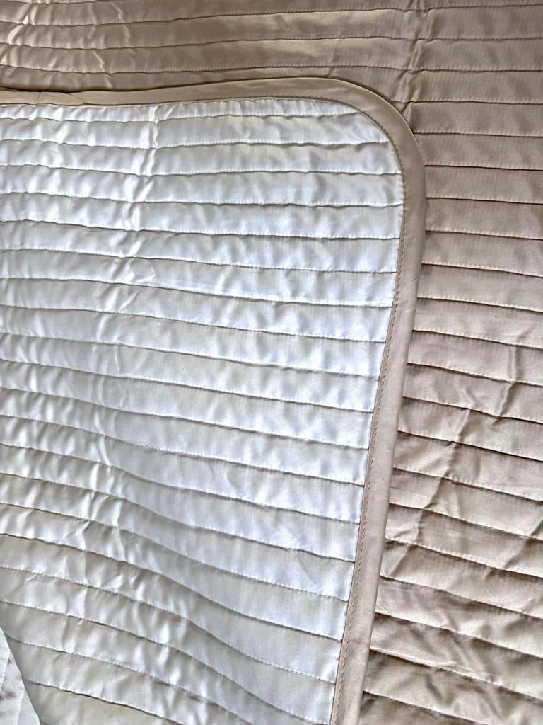 IKEA Karit beige Bedsprei + 2 kussens 260x280 cm. ZGAN, Ophalen, Beige, Tweepersoons, Deken of Dekbed