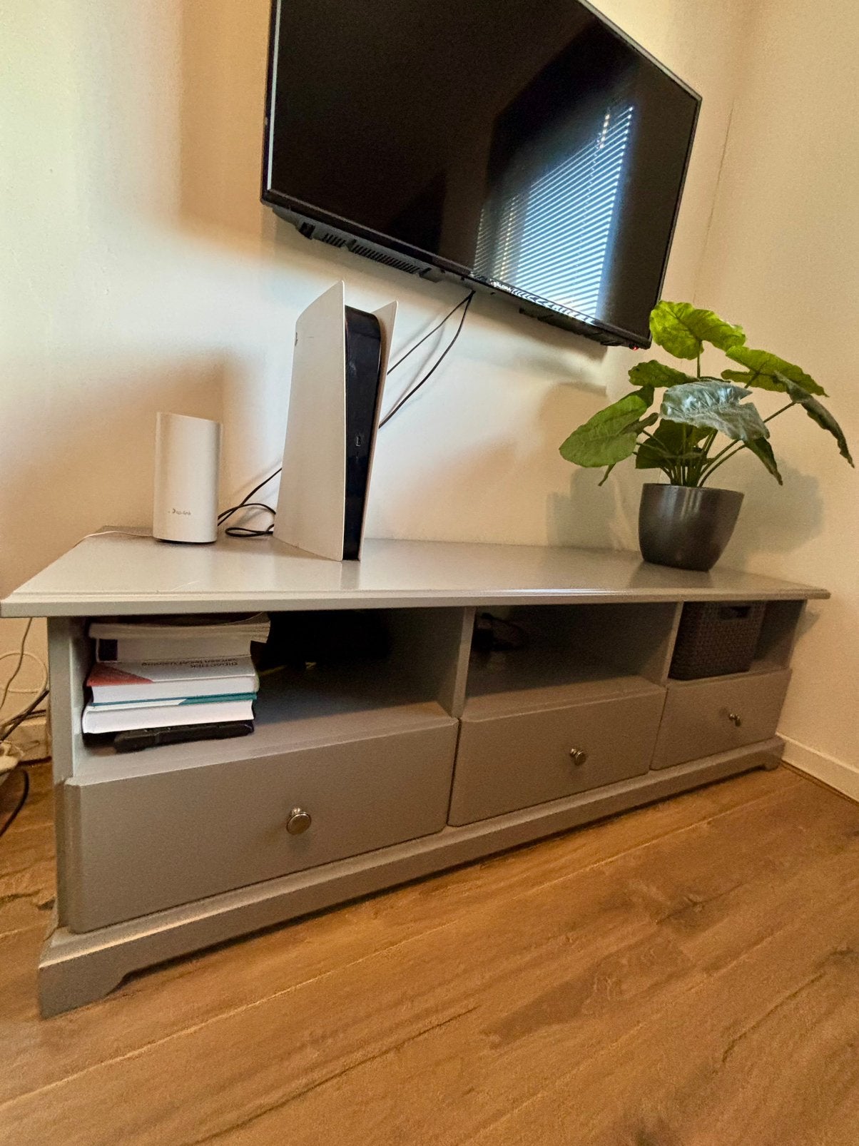 Liatorp tv kast ikea grijs met 3 lades, Ophalen, Gebruikt, 100 tot 150 cm, Minder dan 100 cm