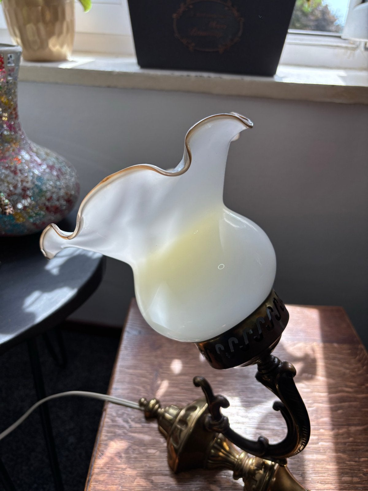 Antieke messing wandlamp met opaline glas, Ophalen of Verzenden