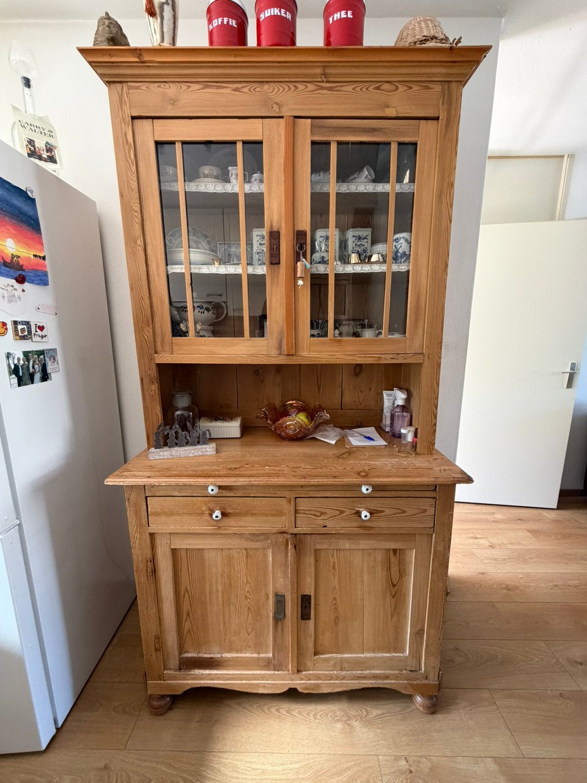 Antieke grenen buffetkast met vitrine, Ophalen