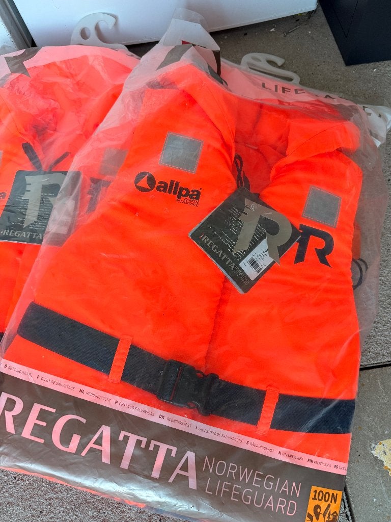 Twee Regatta 100N reddingsvesten – Ongebruikt – 90 kg+, Ophalen, Zo goed als nieuw, Dame of Heer, Allpa Regatta