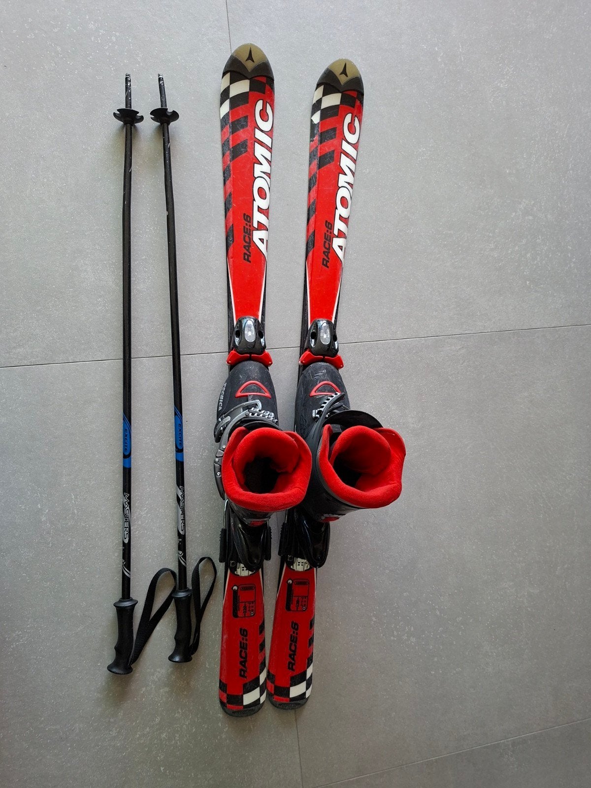 Complete ski set: Atomic ski's, stokken en Tecnica schoenen, Ophalen, Gebruikt, 100 tot 140 cm, Atomic