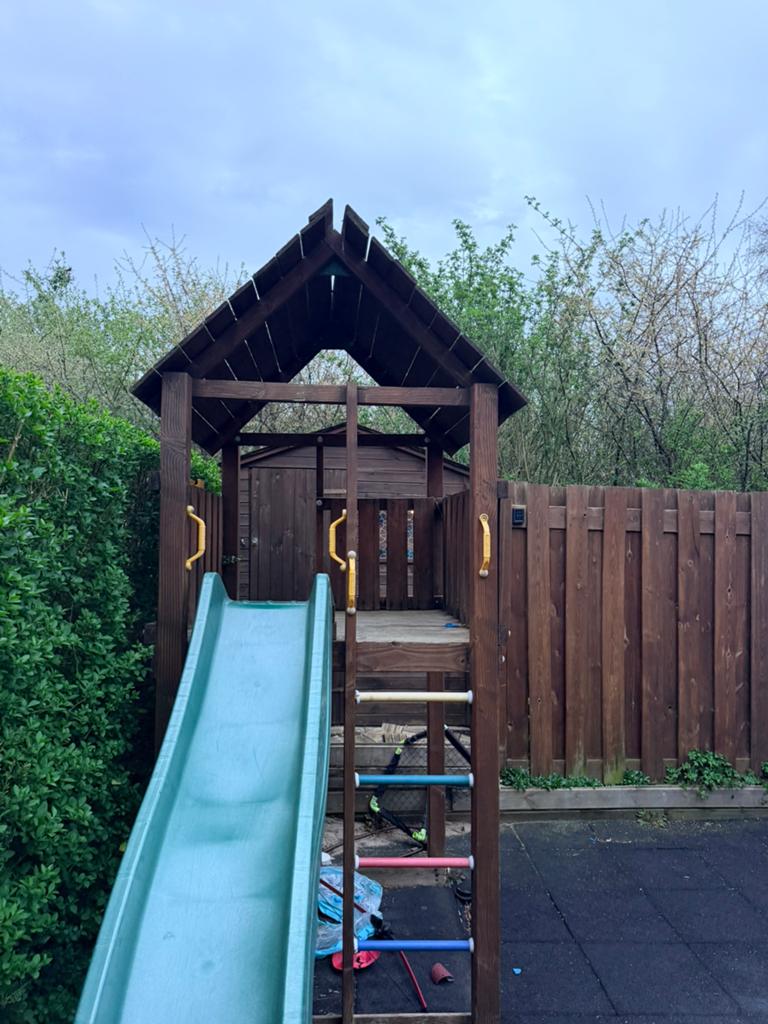 Houten speeltoestel met glijbaan - bodemplanken te vervangen, Kinderen en Baby's, Speelgoed | Buiten | Speeltoestellen, Ophalen of Verzenden