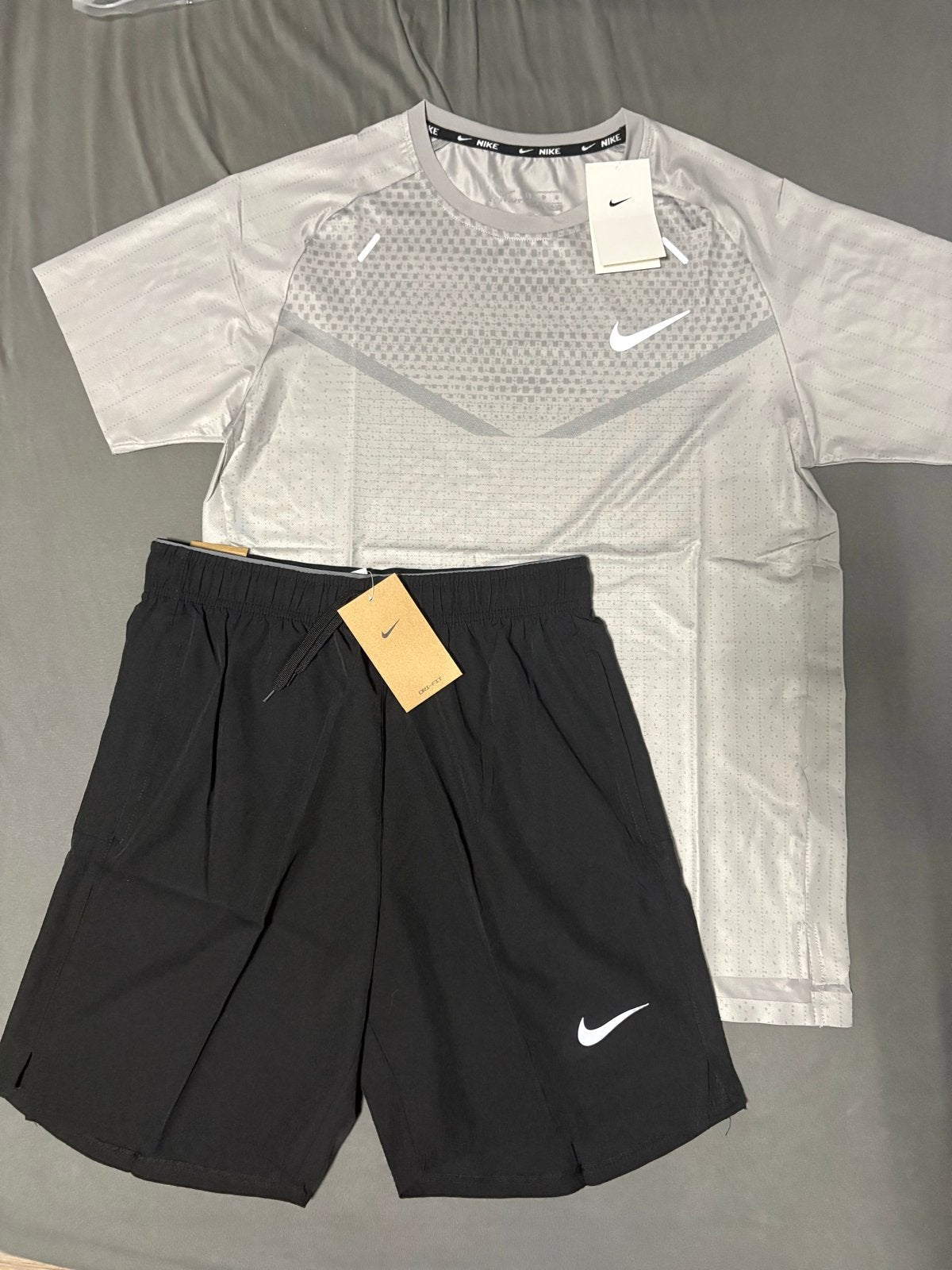 Nike Sportset: T-shirt en korte broek (nieuw), Fitness, Verzenden, Nieuw, Grijs